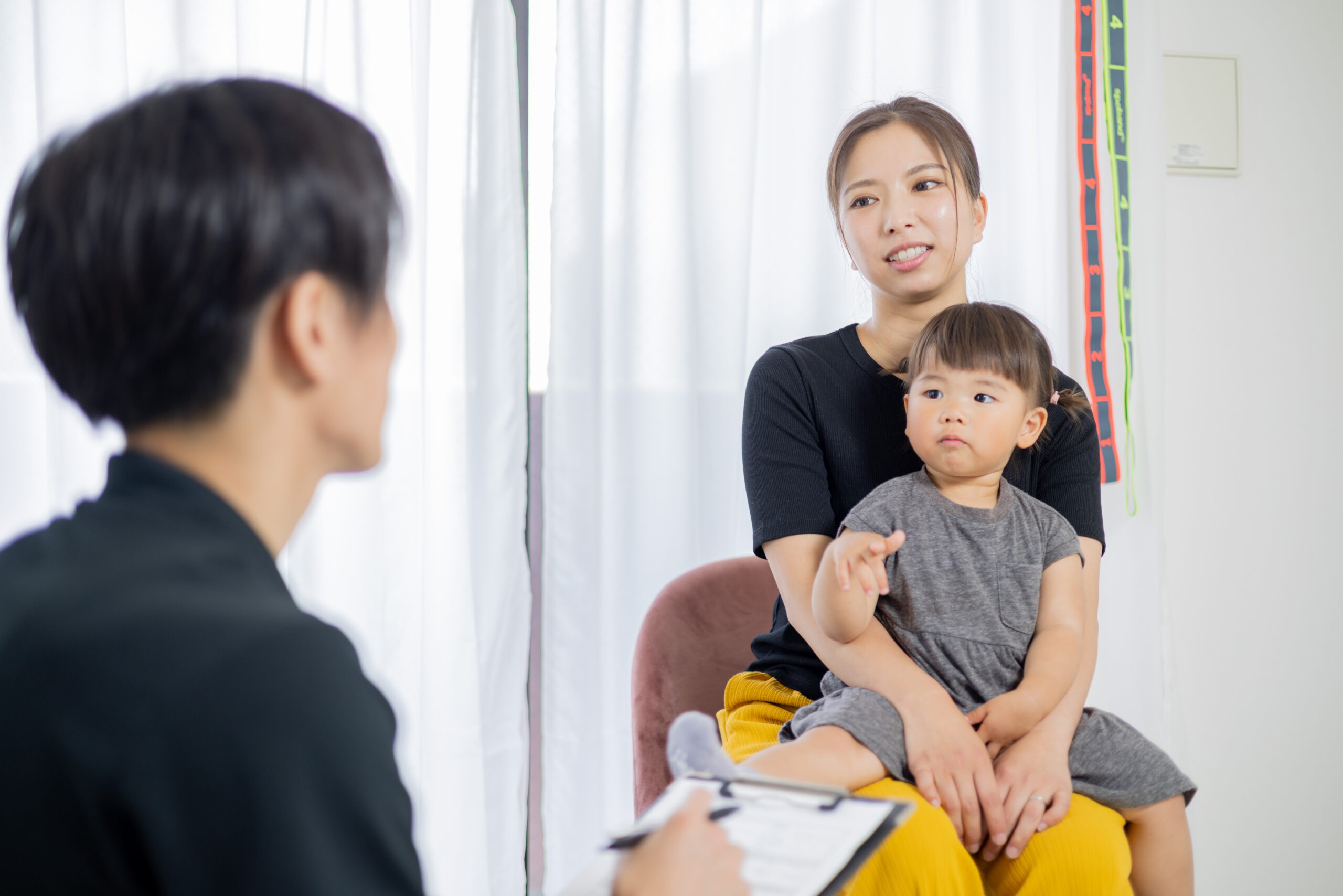 女性と話している写真