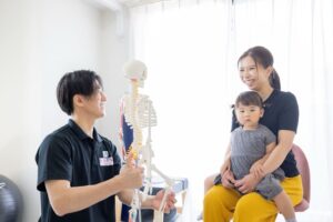 お客様に合ったトレーニングメニューを説明しているトレーナーとクライアントの方の様子