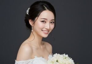 ブライダルダイエットでデコルテと姿勢を整えた女性のイメージ
